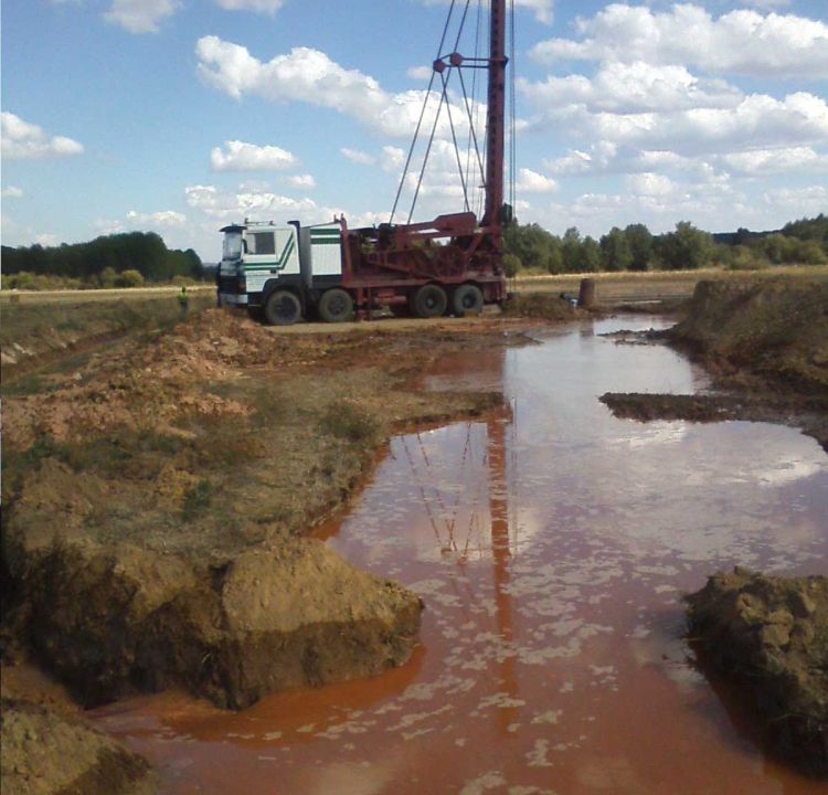 Perfioradora de percusión. Perforaciones y sondeos Pelaez Valladolid.