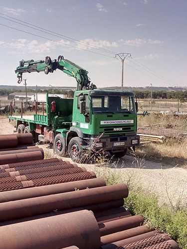 Camión iveco con grua.  Perforaciones y sondeos Pelaez Valladolid.